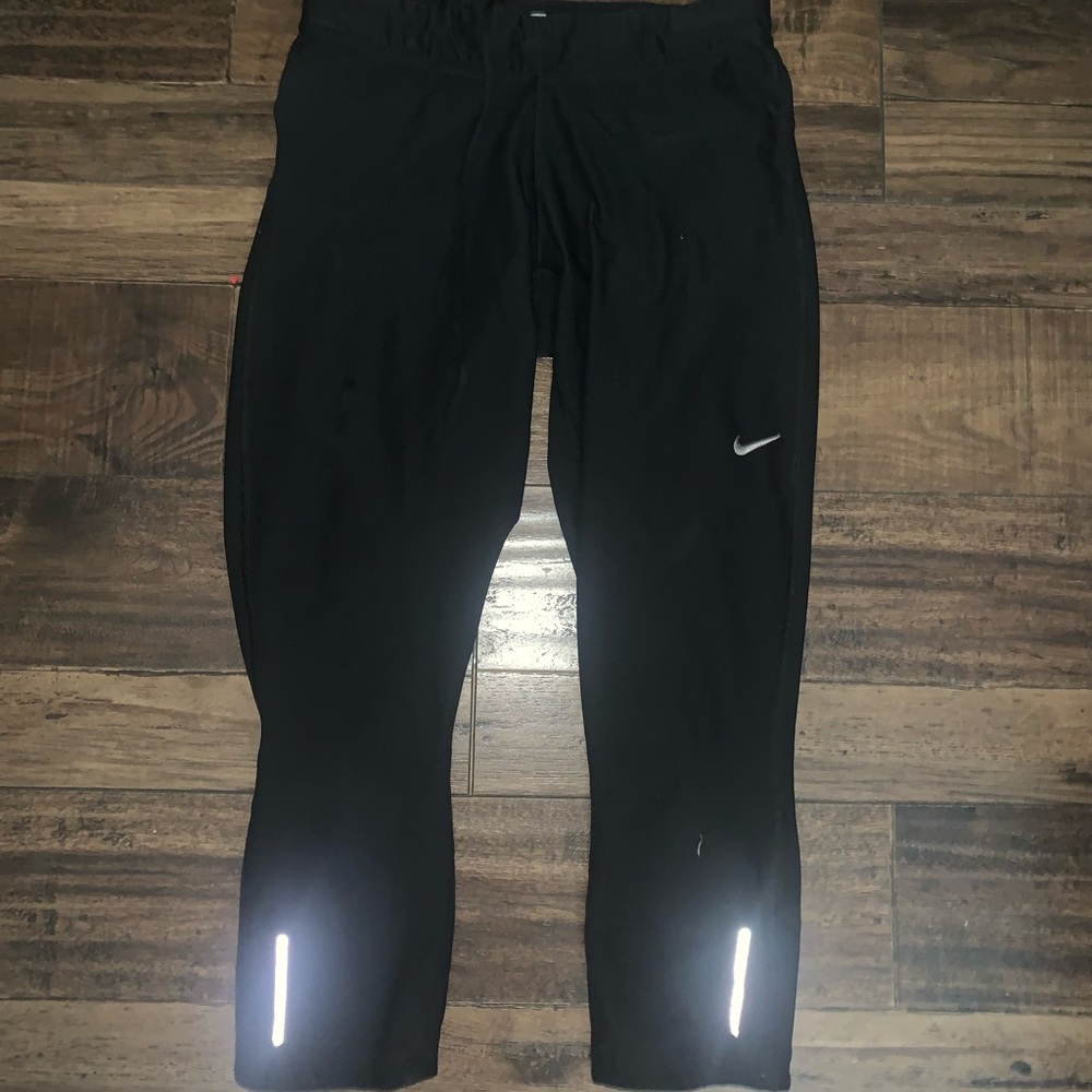 Black cropped Nike leggings